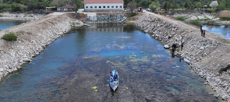 Isparta Belediyesi dalgıçları gölde temizlik çalışması yaptı
