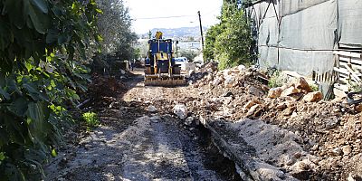 Büyükşehir Demre Kayaaltı’nın kanalizasyon sorunu çözüyor
