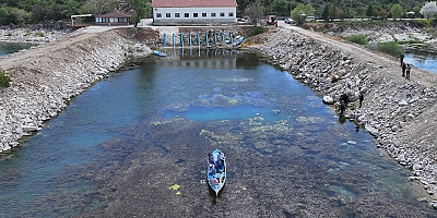 Isparta Belediyesi dalgıçları gölde temizlik çalışması yaptı